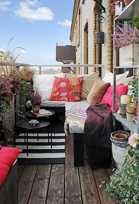 design inspiration: small apartment balconies//Simone Design Blog small balcony decorating ideas @Simone Design Blog