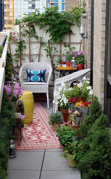 design inspiration: small apartment balconies//Simone Design Blog small balcony decorating ideas @Simone Design Blog