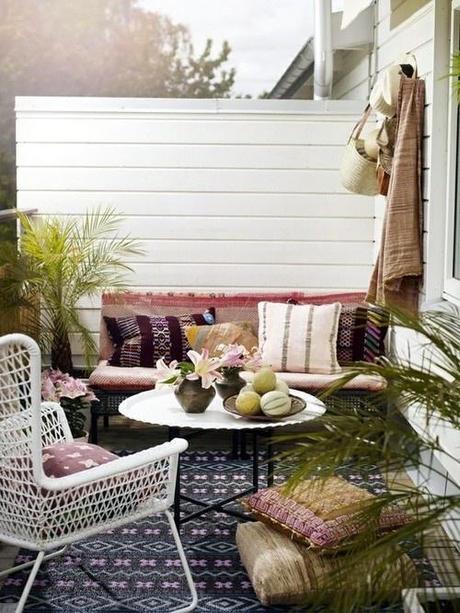 design inspiration: small apartment balconies//Simone Design Blog small balcony decorating ideas @Simone Design Blog