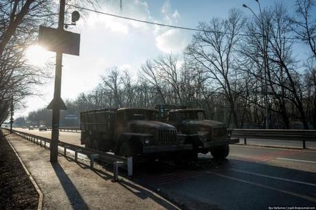 Two burned out Ukrainian army trucks sit where once was busy traffic. (foto: Ilya Varlamov)