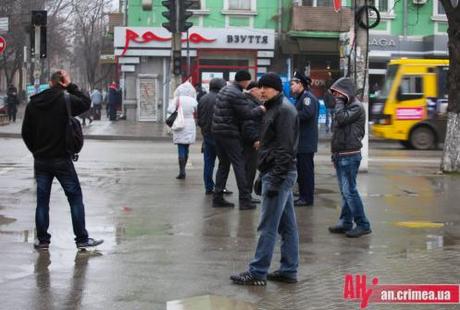 Residents of Sevastapol question police officers. (foto: All News Crimea)