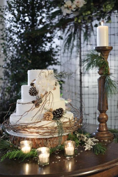 Green touches around Christmas-themed wedding cake