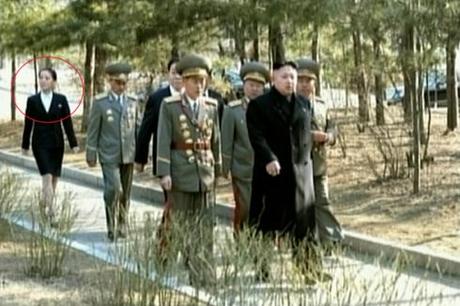 Kim Jong Un tours the campus of Kim Il Sung University of Politics in east Pyongyang on 9 March 2014.  In attendance his sister Kim Yo Jong (annotated) (Photo: Hankyoreh/KCTV-Yonhap).