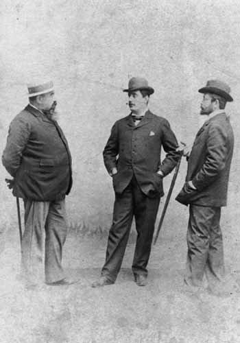 Giacomo Puccini (center), flanked by Giuseppe Giacosa (left) and Luigi Illica (right) (librari.beniculturali.it)