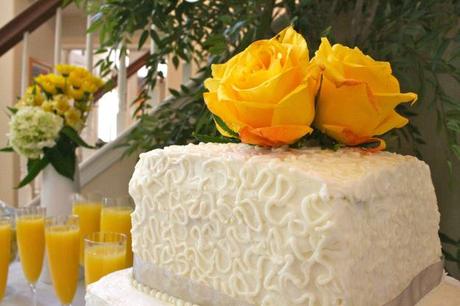 Decorating the wedding cake