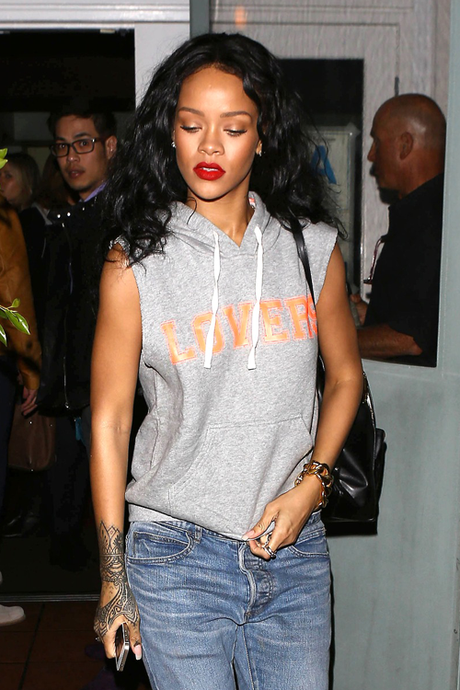 Rihanna Returns To Favorite Restaurant Rihanna Returns To Favorite Restaurant