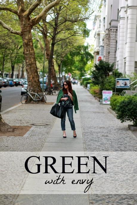 basics, relaxed jeans, Zara, casual style, simple, fashion, ootd, black zara tote, philip lim tote, charlottenburg, berlin, green motor jacket, H&M black pumps,  clean lines, conscious collection printed black t-shirt, skinny thunder necklace, fashion blogger, DE, paste fericit, moda