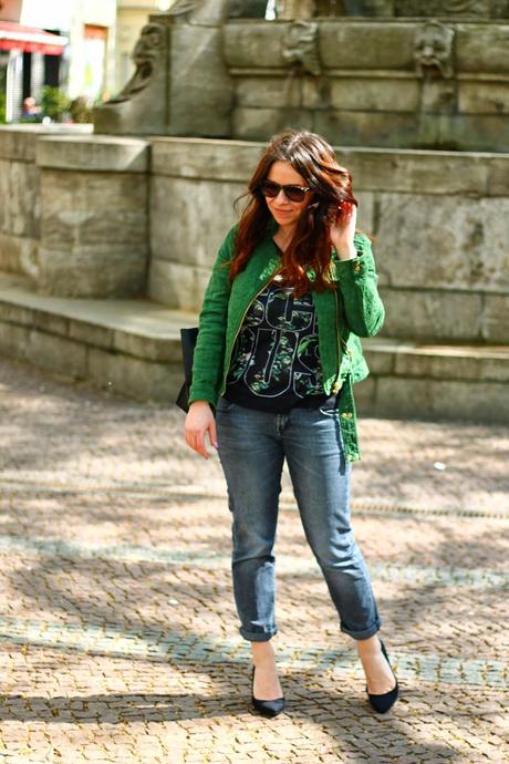 basics, relaxed jeans, Zara, casual style, simple, fashion, ootd, black zara tote, philip lim tote, charlottenburg, berlin, green motor jacket, H&M black pumps,  clean lines, conscious collection printed black t-shirt, skinny thunder necklace, fashion blogger, DE, paste fericit, moda