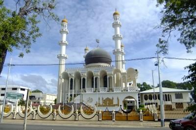 Backpacking in Suriname: Top 15 Sights in Paramaribo mosque in paramaribo suriname