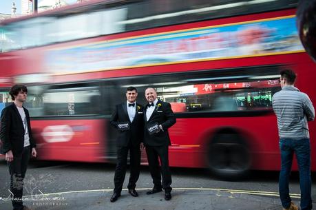 Clever Photo of Grooms in front of moving bus
