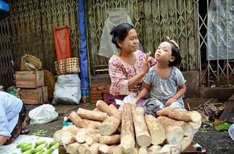 Touch Up like Burmese! Thanaka-a-national-identity-of-Myanmar7 (1)