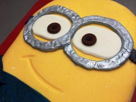 Despicable Me Minion Birthday Cake minion from despicable me birthday cake face and cheeky smile silver