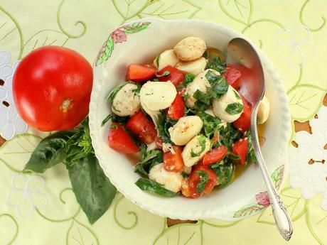 Bocconcini Caprese – Tomato Mozzarella Salad Bocconcini Caprese - Tomato Mozzarella Salad
