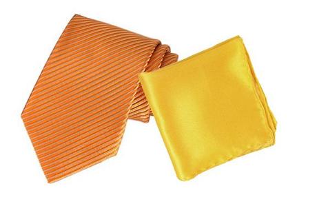 A guide to coordinating the colors of your clothes (+examples) A tie and a pocket square matched according to the analog colors scheme
