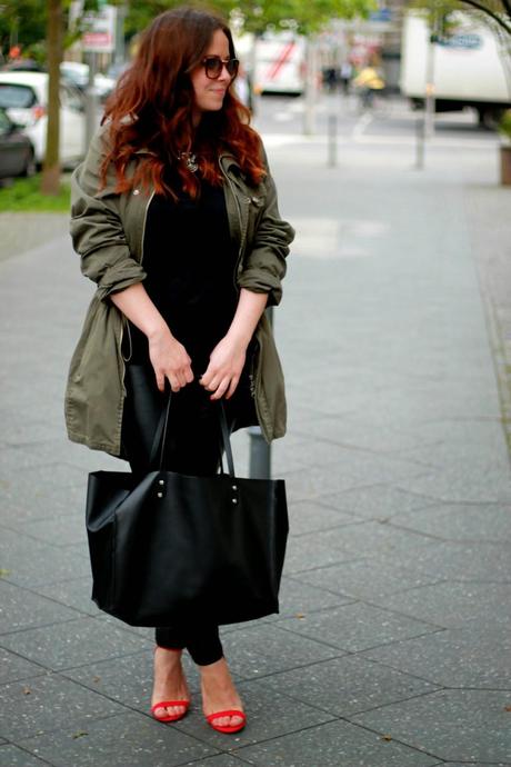 statement necklace, affordable jewelry, rings and tings, fashion blogger, street style 2014, berlin, all black, leather pants, parka, red strappy sandals, fashion lover, shop necklaces, i heart black, ootd, outfit of the day, spring trends