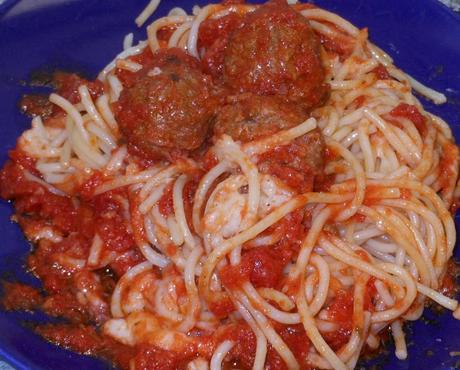Super Easy, Super YUMMY Garlic Alfredo Sauce! Alfredo, meatballs, and marinara together! So YUMMY!