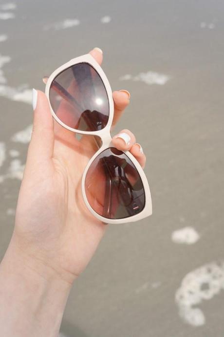sage_guess_sunglasses_beach