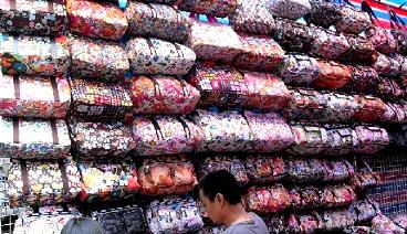 Haggling-In-Hong-Kong-Ladies-Market-Handbags