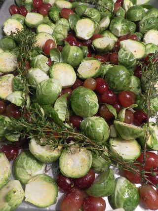 Roasted brusselsprouts & grapes - toss ingredients2
