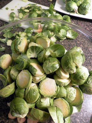 Roasted brusselsprouts & grapes - prepare ingredients