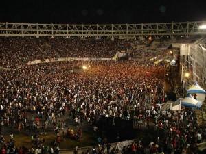 gente estadio unico 300x225 Survival Tactics for Rock Concerts in Argentina