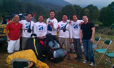 Ladies and gentlemen, our paragliding team at the SEA Games, Jakarta.