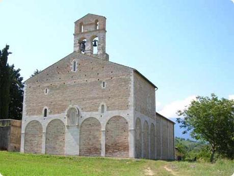 The church of Santa Maria di Ronzano is an interesting example of the propagation of architectural models in Abruzzo.