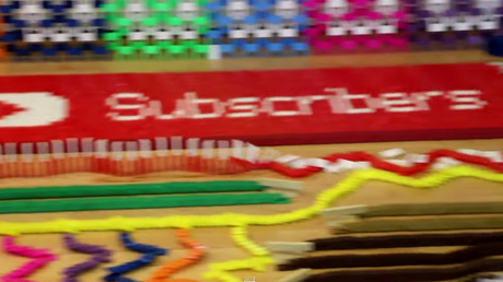 Watch 22,000 dominoes fall together Dominos