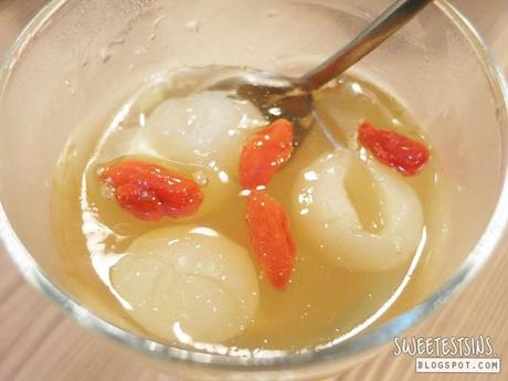 gu ma jia fruity jelly enzyme with longans and wolfberries close up