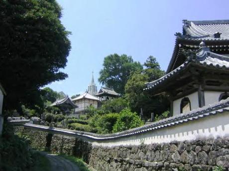 IMG 9153 教会と寺院が共存するまち，平戸 / Hirado, a combination of  Catholic Church and traditionally Japanese tiled roofs of the two temples