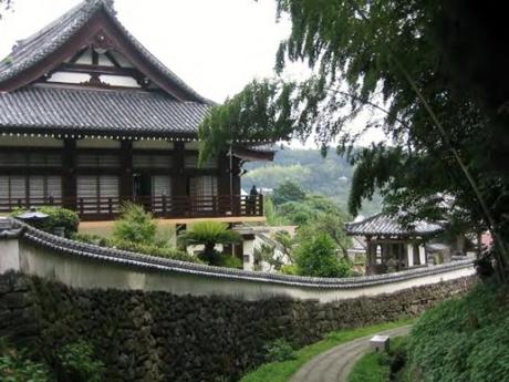 IMG 9120 教会と寺院が共存するまち，平戸 / Hirado, a combination of  Catholic Church and traditionally Japanese tiled roofs of the two temples