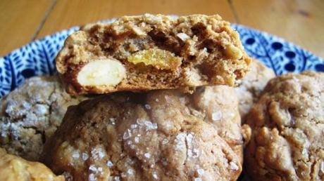 Chewy apricot oatmeal cookies with toasted almonds (and sea salt on top) Chewy apricot oatmeal cookies with toasted almonds (and sea salt on top)