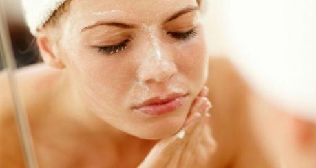 How to Exfoliate Your Skin and How Often Should you do it ? face scrub