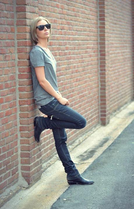 Hosted by imgur.com boyfriend guy boy outfit rocker look streetstyle h&m zara boyfriend jeans biker boots wayfarer sunglasses fashion blogger turn it inside out belgium