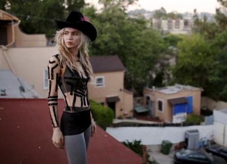 b39fb40a 620x450 LISTEN TO NEW GRIMES TRACK GO, AND THEN DOWNLOAD IT FOR FREE! [FREE MP3]