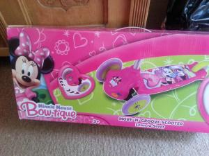 Minnie Mouse Move n Groove Scooter box