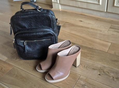 New Look Black Textured Leather-Look Backpack Tan Block Heel Mules