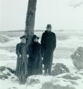 The Paulings and Yvonne Handy at Niagara Falls, January 1938.