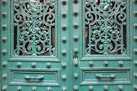 A Wednesday Wander: Copper & Keyholes in Paris Green Doors