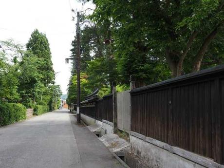 P6110087 深緑鮮やかな武家屋敷，横手市羽黒町 / Yokote, the samurai residences make a beautiful contrast with the deep green leaves.
