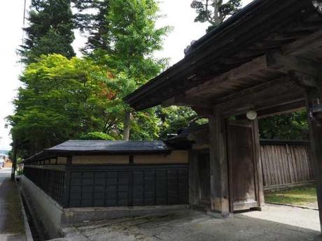 P6110090 深緑鮮やかな武家屋敷，横手市羽黒町 / Yokote, the samurai residences make a beautiful contrast with the deep green leaves.