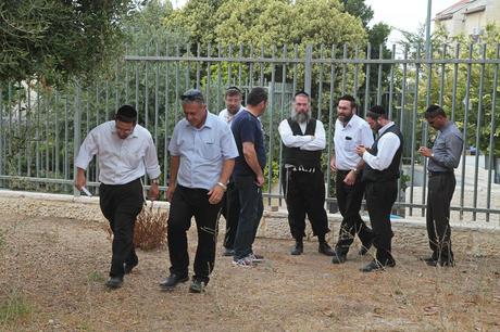 Haredi activists try to take school building, renewing old fight