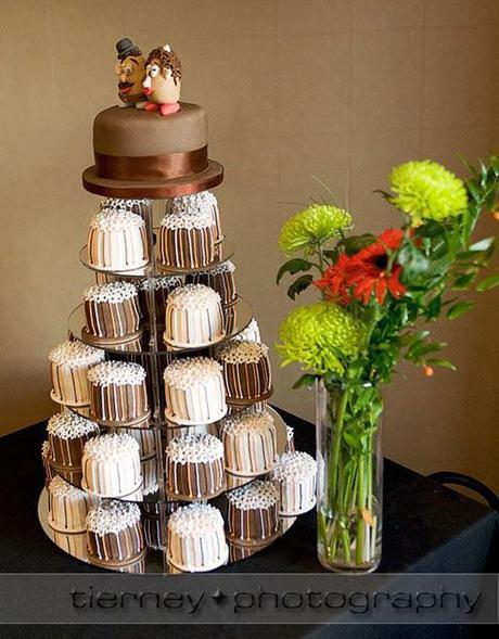 Gorgeous little individual wedding cakes 