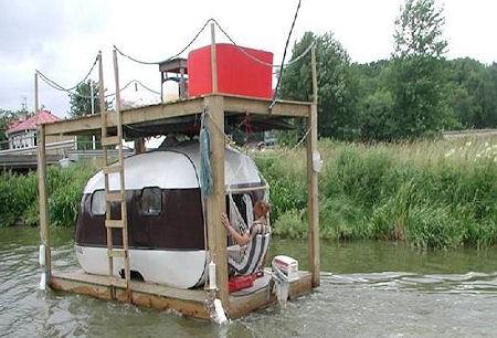 12 Amazing Houseboats And Floating Homes