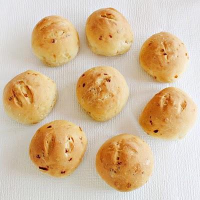 Yellow onion dinner rolls