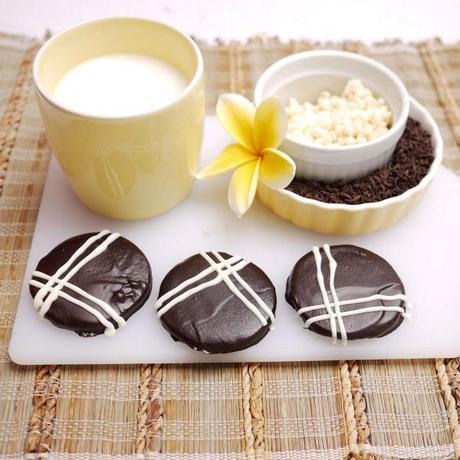 Sleek, glossy Chocolate Cookies