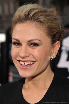 Anna Paquin arrives at the “Scream 4″ World Premiere