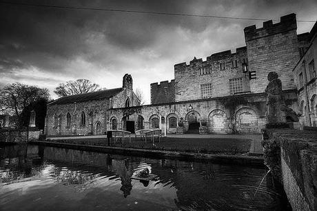 Gorgeous spring wedding in an ancient English castle