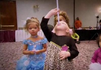 Toddlers & Tiaras: Merry Glitzmas. ‘Tis The Season For Glitter, Big Hair And Attitude. RuPaul Would Be So Proud.