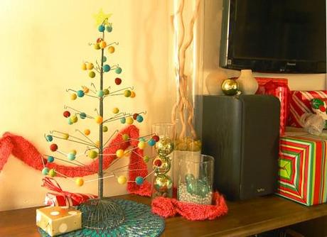 vintage wire holiday tree with felted garland